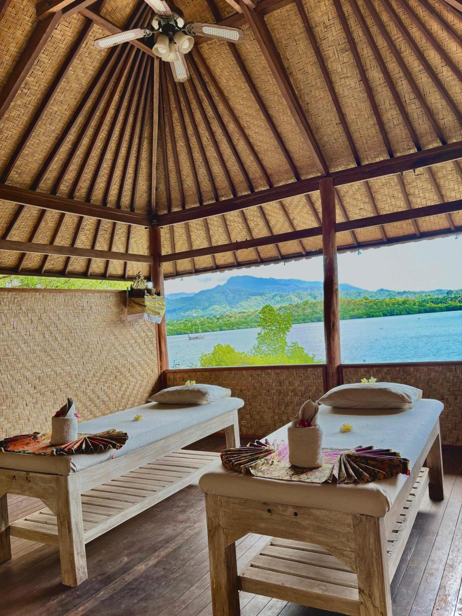 Pasir Putih - Menjangan Lodge *