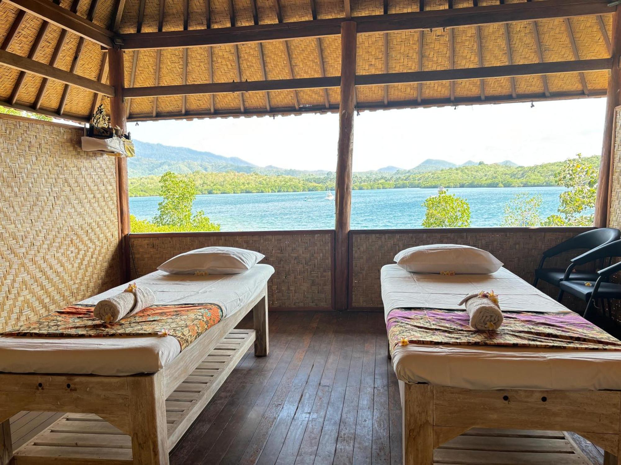 Pasir Putih - Menjangan Lodge *