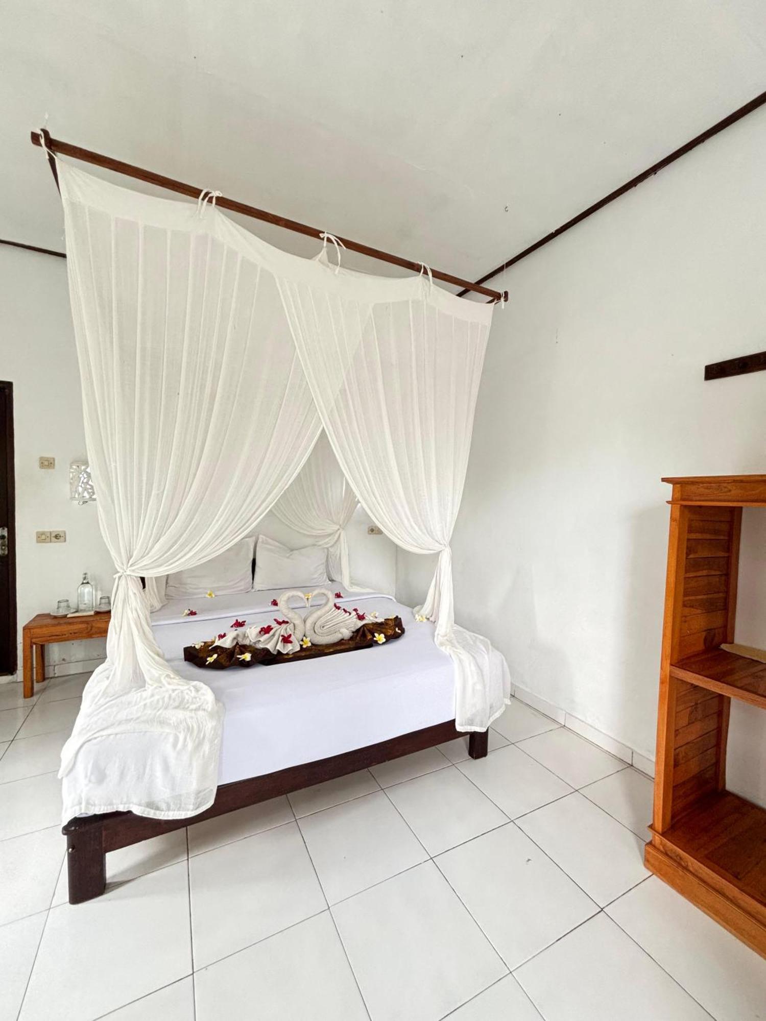 Pasir Putih - Menjangan Lodge *